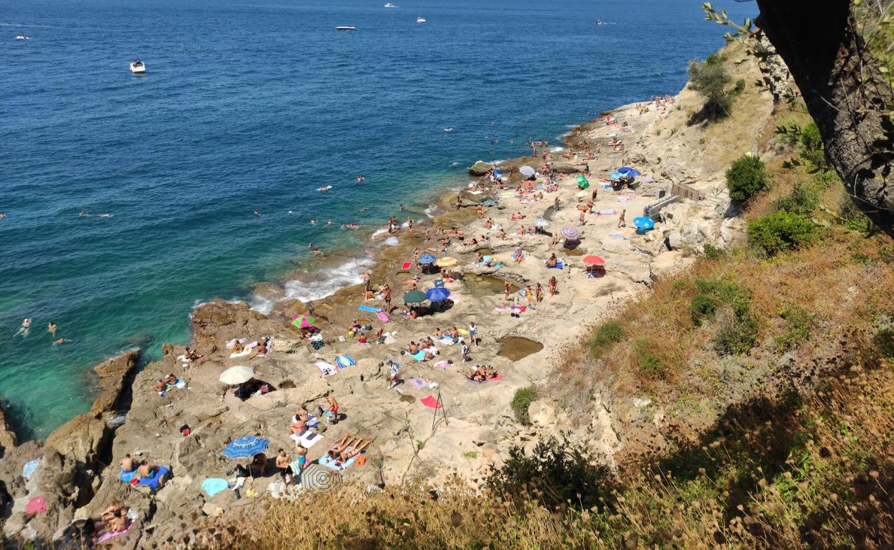 Spiaggia della Pignatella'in fotoğrafı rocky shore yüzey ile
