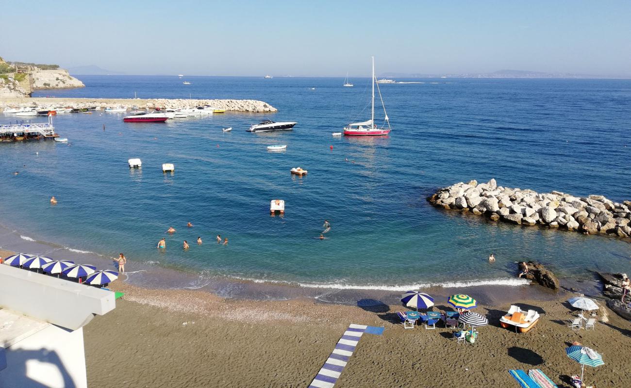 Spiaggia di Puolo'in fotoğrafı gri kum ve çakıllar yüzey ile