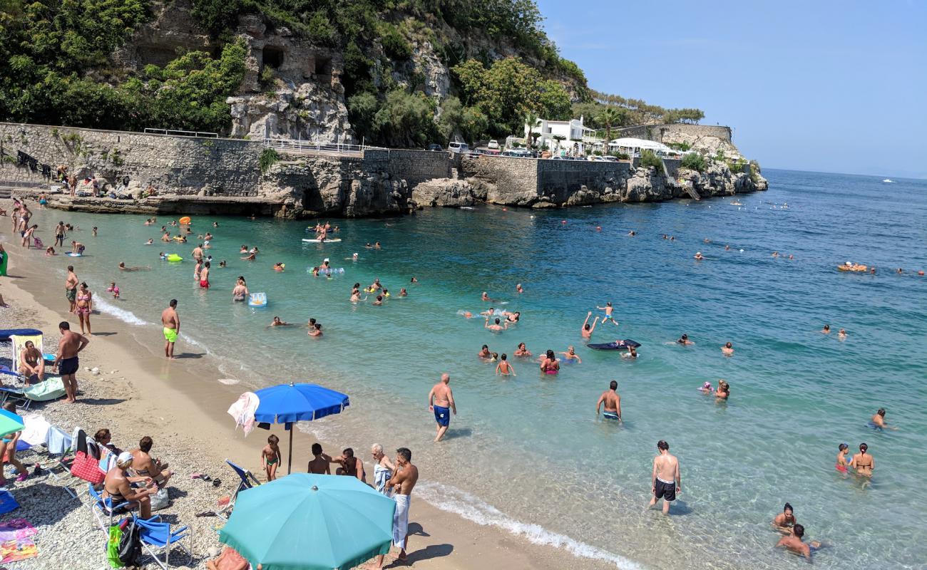 Cala di Puolo'in fotoğrafı gri çakıl taşı yüzey ile