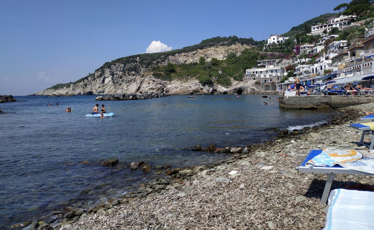 Spiaggia di San Montano'in fotoğrafı gri ince çakıl taş yüzey ile