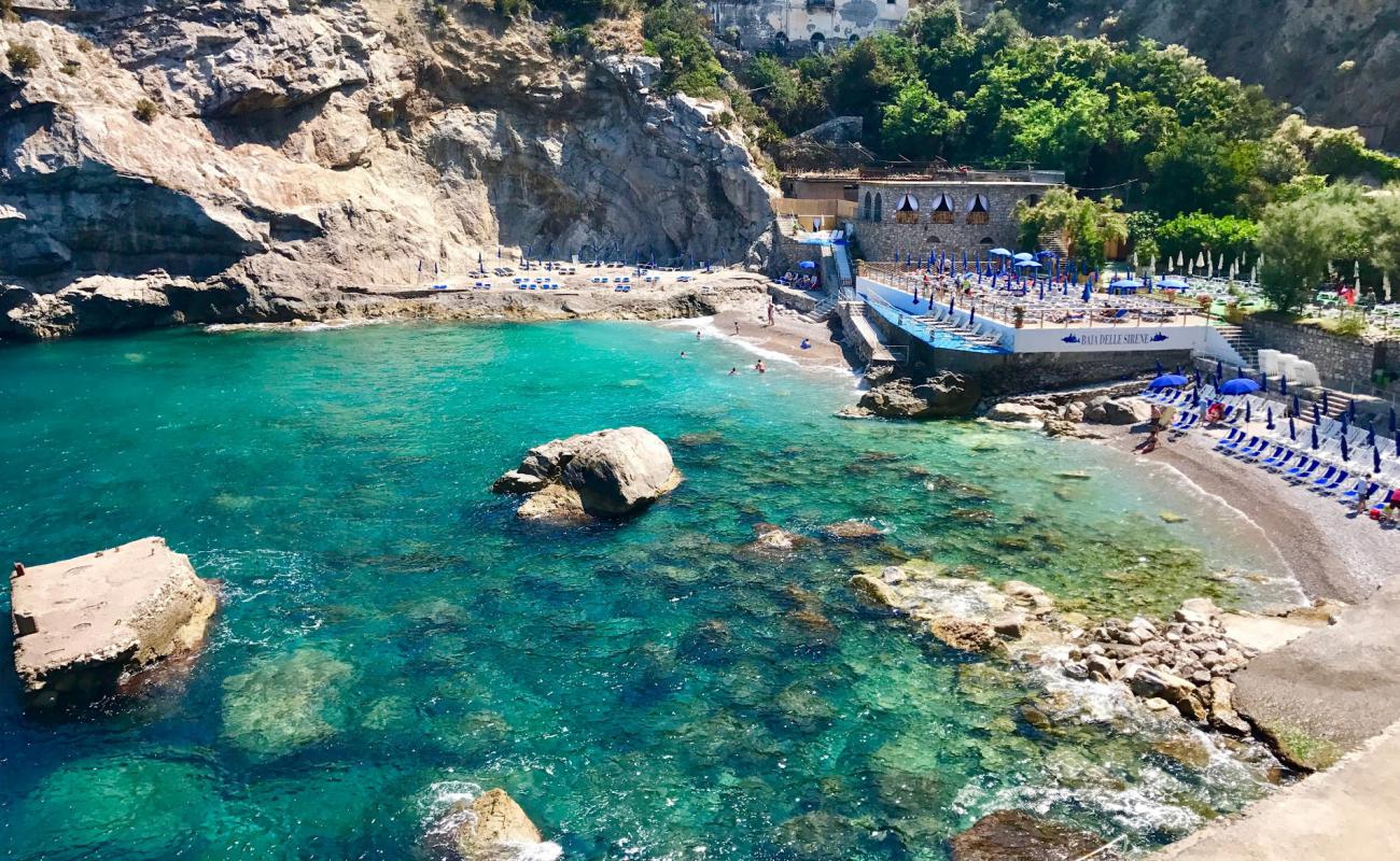 Baia delle Sirene'in fotoğrafı gri ince çakıl taş yüzey ile