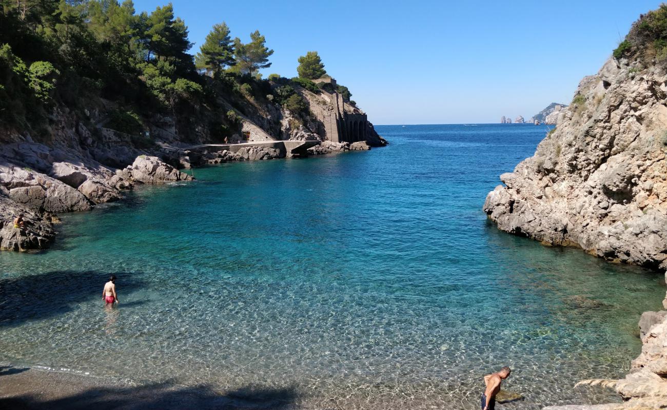 Baia di Leranto'in fotoğrafı küçük gri çakıllar yüzey ile