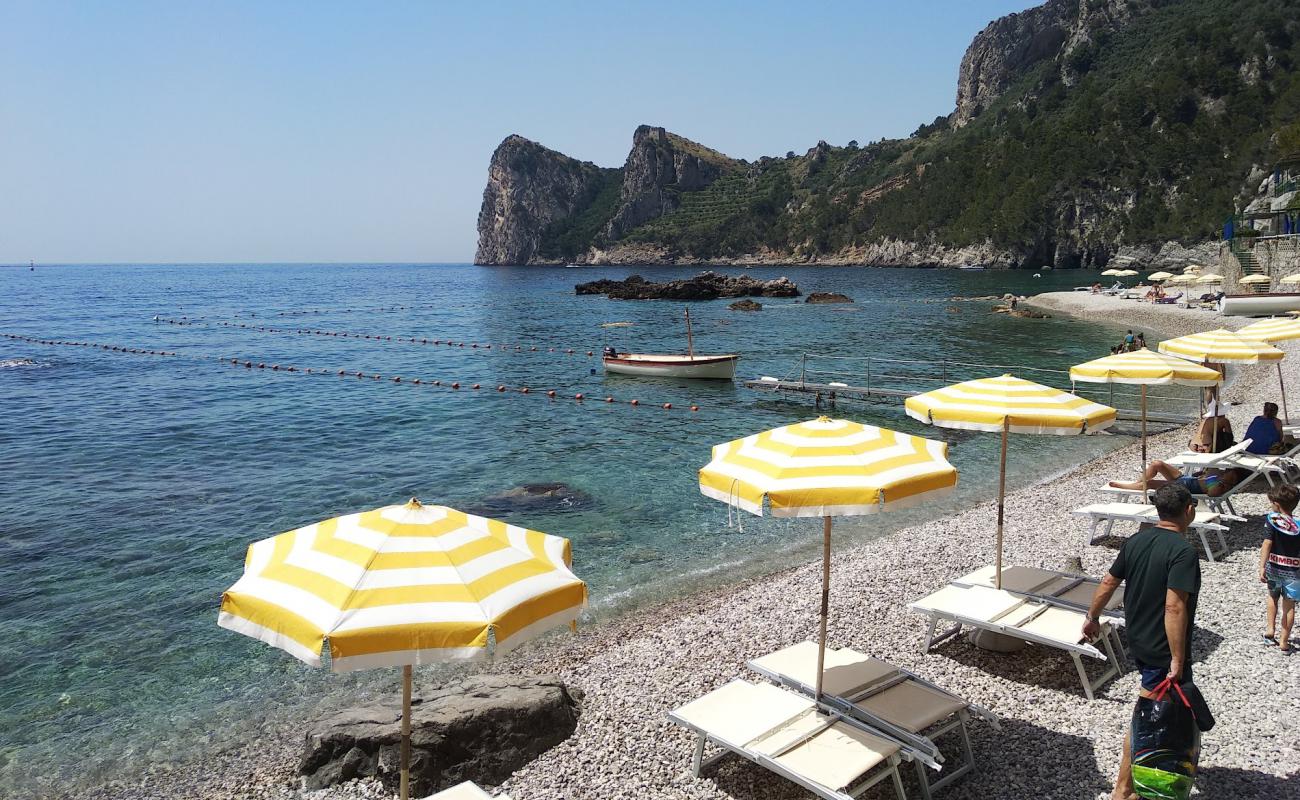 Spiaggia la Perla'in fotoğrafı bej çakıl yüzey ile