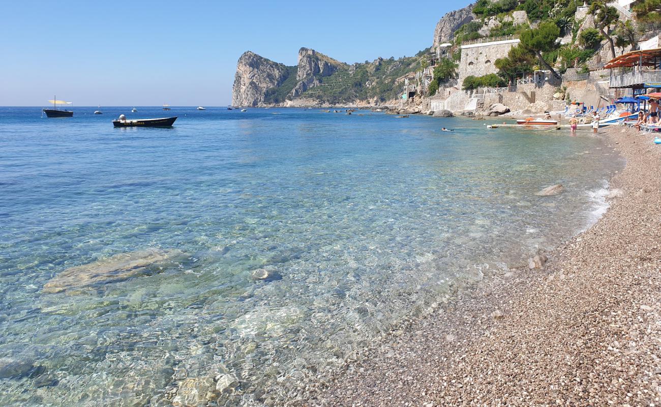Spiaggia dei Tedeschi'in fotoğrafı gri çakıl taşı yüzey ile