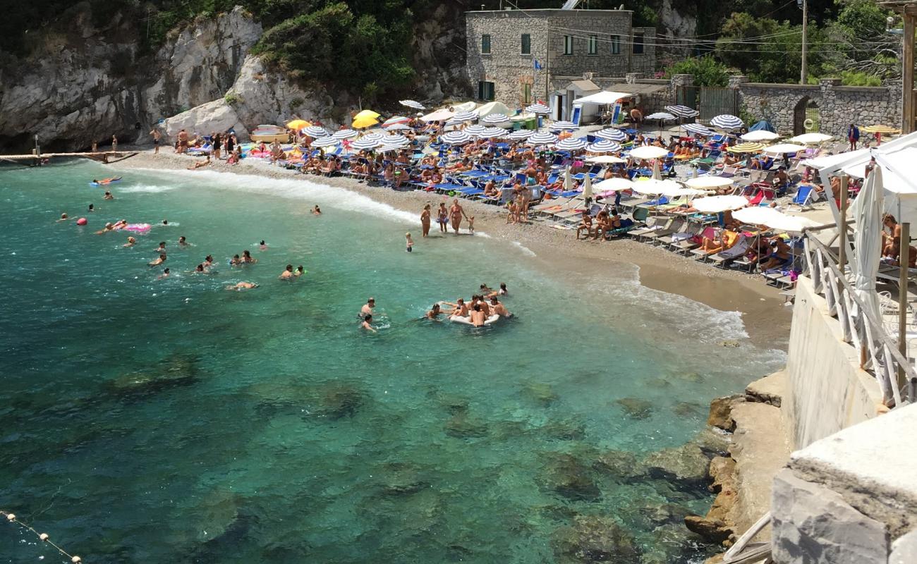Spiaggia di Recommone'in fotoğrafı gri çakıl taşı yüzey ile