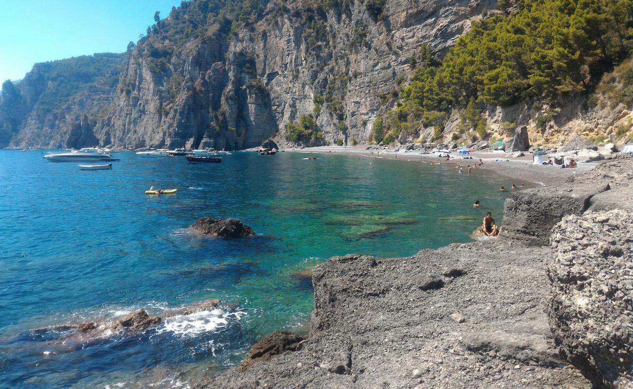 Spiaggia di Tordigliano'in fotoğrafı gri çakıl taşı yüzey ile