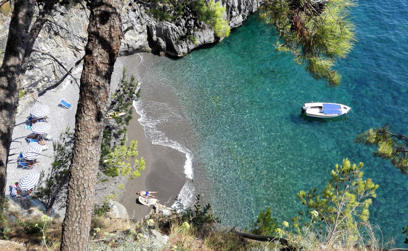 Positano beach III'in fotoğrafı küçük gri çakıllar yüzey ile