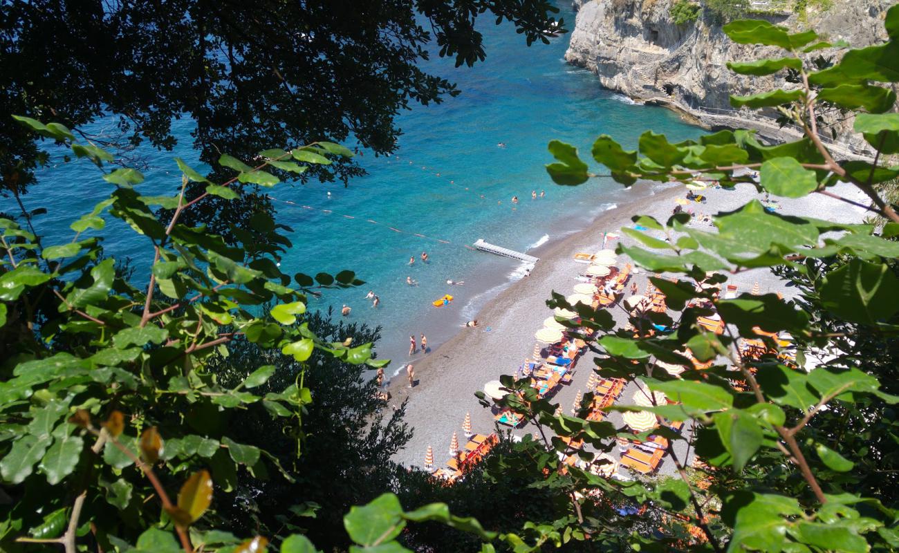 Arienzo Beach'in fotoğrafı gri çakıl taşı yüzey ile
