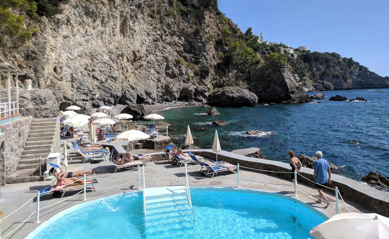 Wild beach'in fotoğrafı küçük gri çakıllar yüzey ile