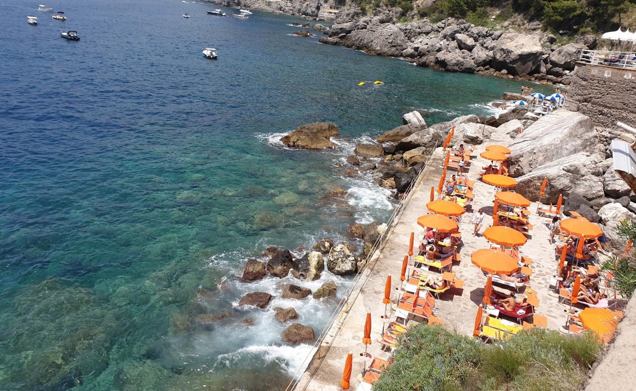 Lido One Fire Beach'in fotoğrafı beton kaplı yüzey yüzey ile