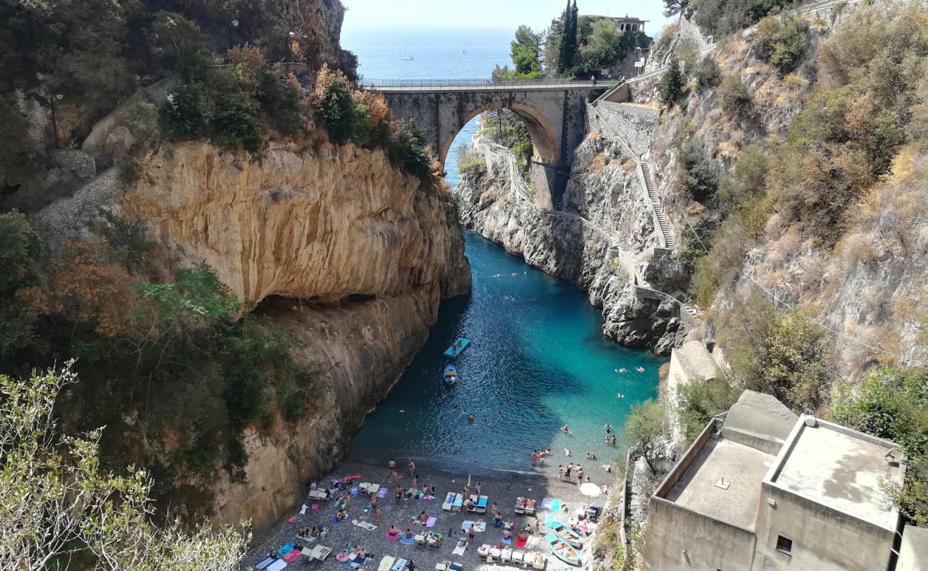 Fiordo di Furore'in fotoğrafı gri çakıl taşı yüzey ile