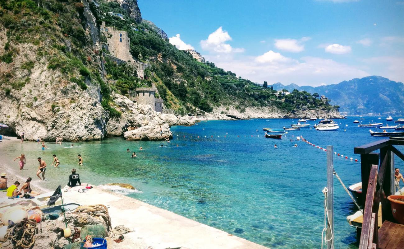 Spiaggia di via Smeraldo'in fotoğrafı küçük gri çakıllar yüzey ile