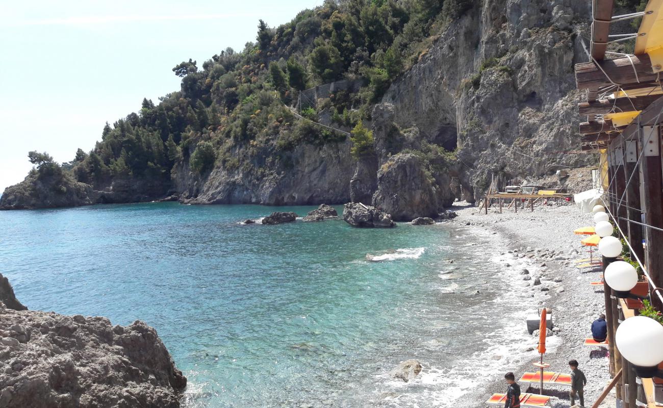 Spiaggia Santa Croce'in fotoğrafı gri çakıl taşı yüzey ile