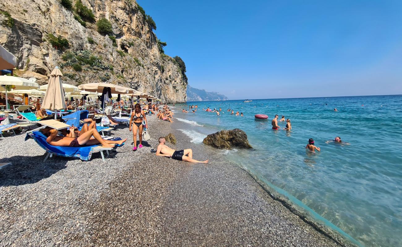 Il Duoglio Spiaggia'in fotoğrafı küçük gri çakıllar yüzey ile