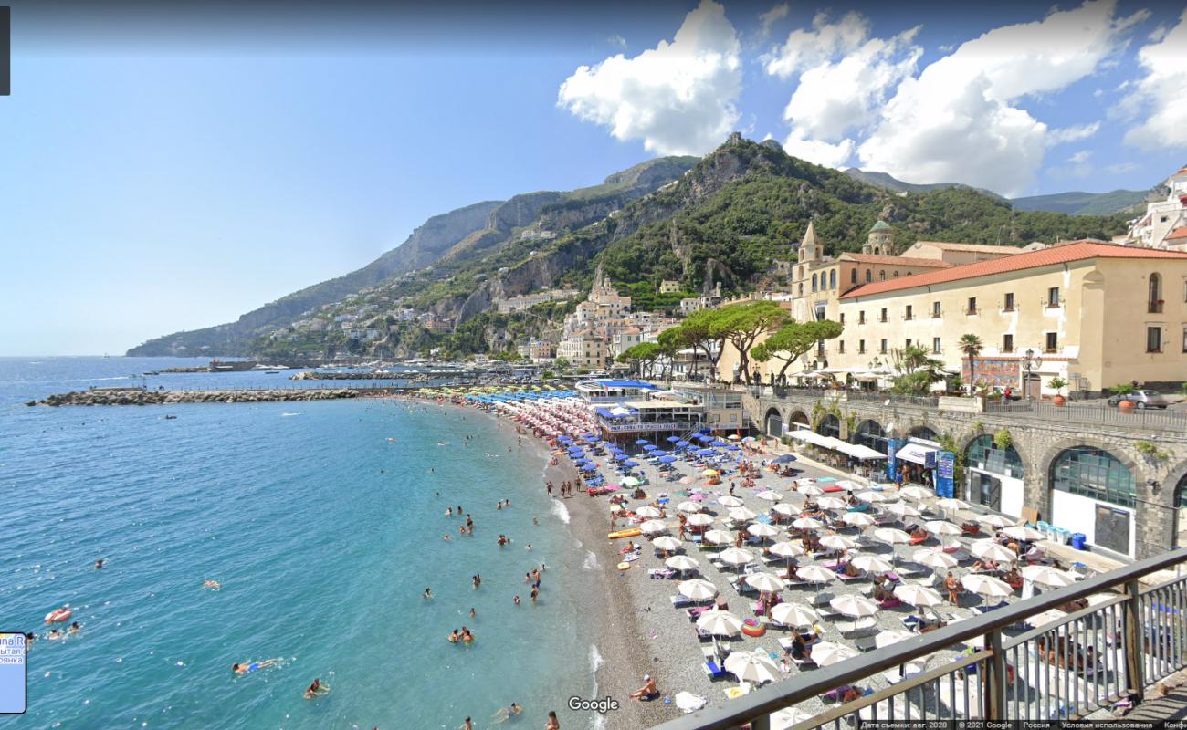 Amalfi beach'in fotoğrafı uçurumlarla desteklenmiş