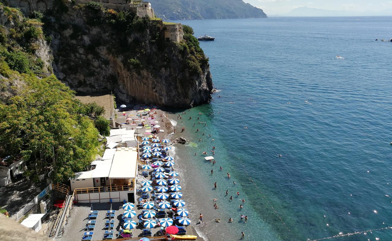 Lido di Ravello beach'in fotoğrafı gri ince çakıl taş yüzey ile