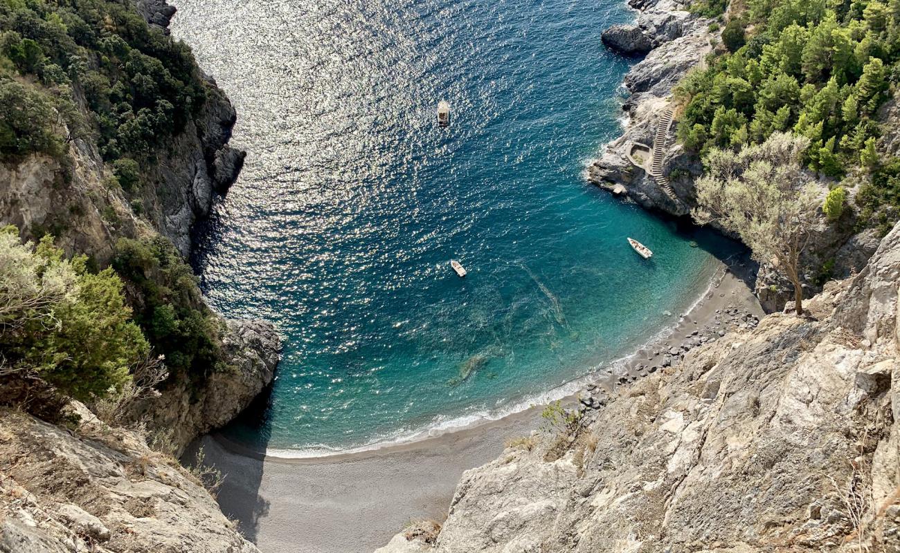 Spiaggia Cavallo Morto'in fotoğrafı gri ince çakıl taş yüzey ile