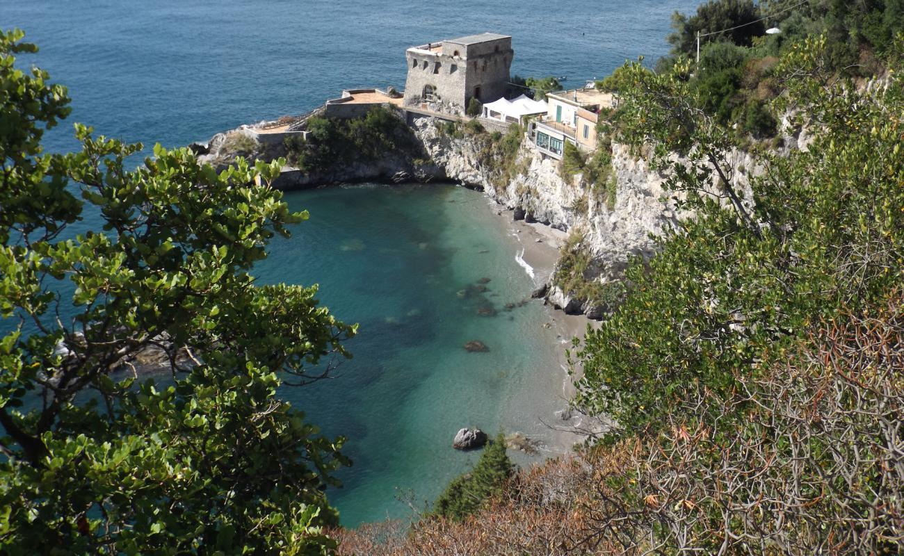 Spiaggia del Cauco'in fotoğrafı küçük gri çakıllar yüzey ile
