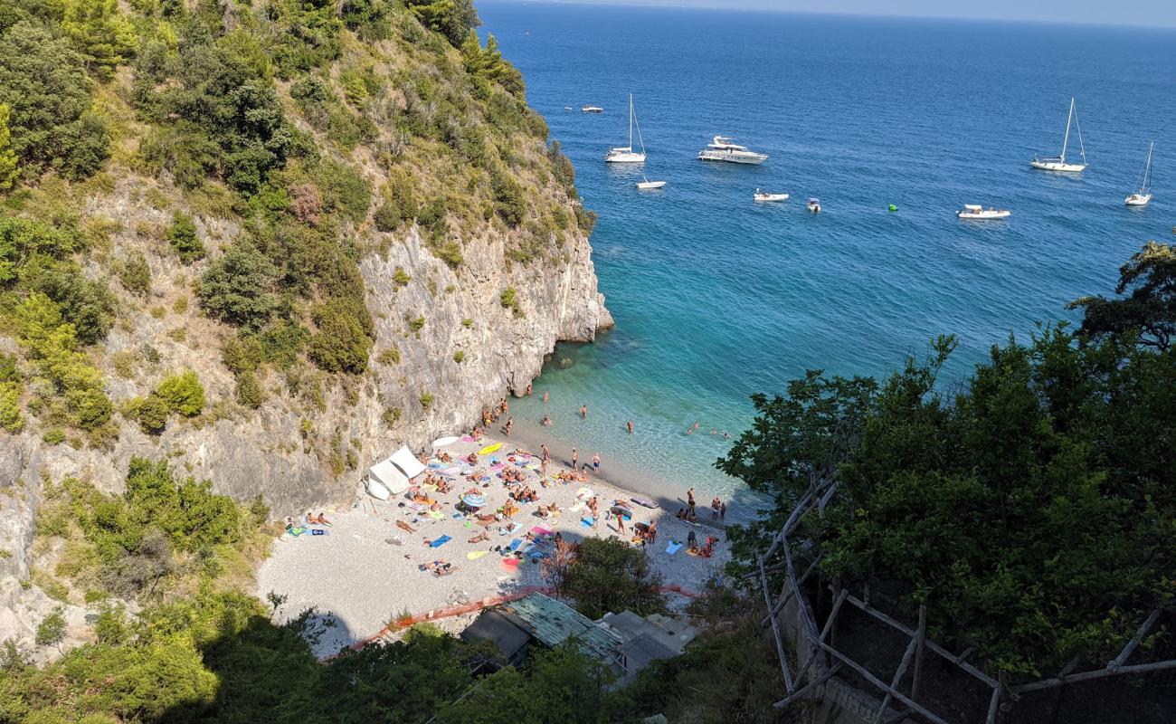 Spiaggia di Sovrano'in fotoğrafı küçük gri çakıllar yüzey ile