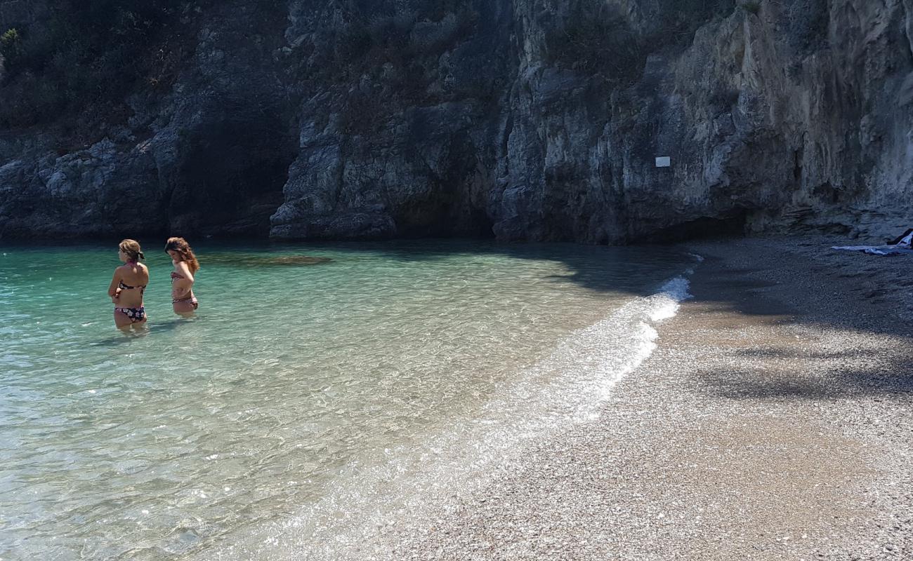 Spiaggia dei Limoni'in fotoğrafı gri çakıl taşı yüzey ile