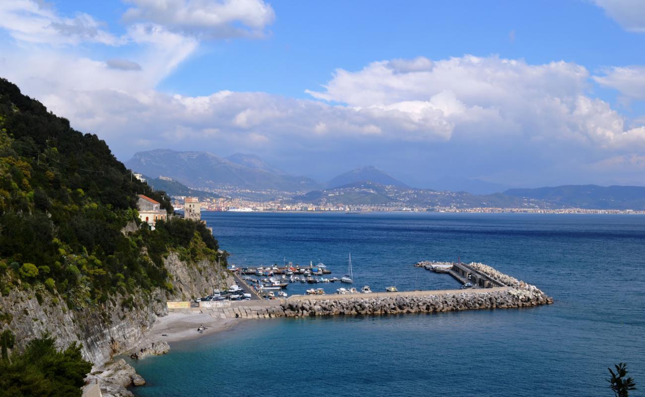 Porto di Cetara beach'in fotoğrafı gri ince çakıl taş yüzey ile