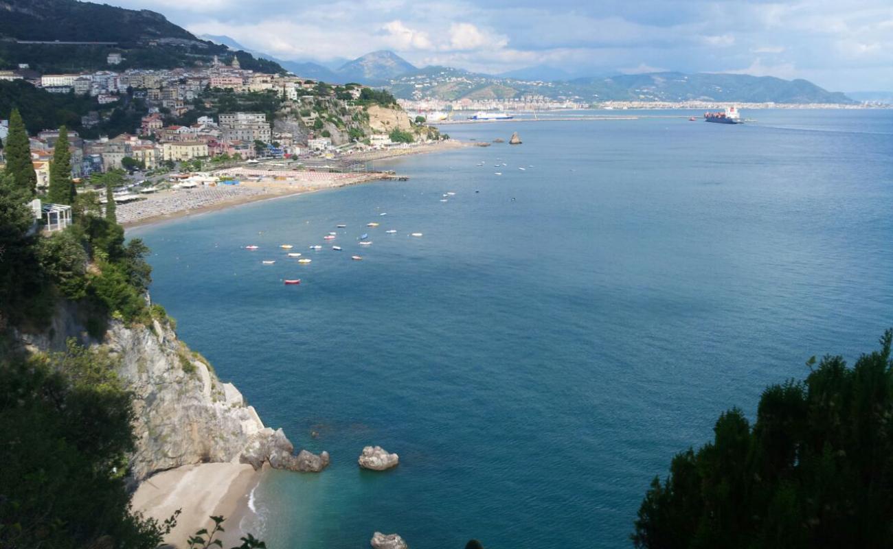 Spiaggia Torre d'Albori'in fotoğrafı küçük kahverengi çakıllar yüzey ile