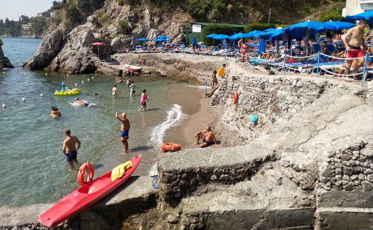 Lido a' cartera'in fotoğrafı küçük gri çakıllar yüzey ile