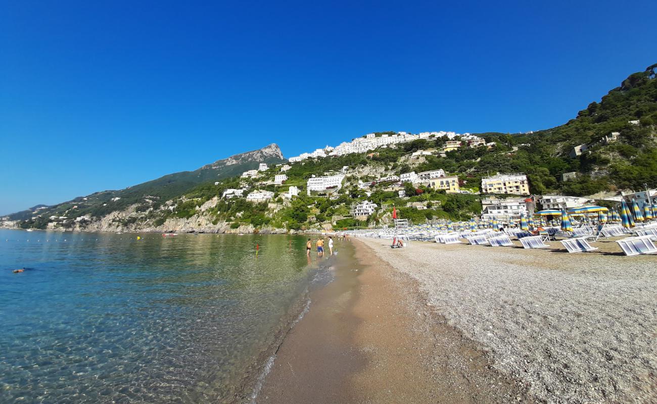 Vietri beach'in fotoğrafı kahverengi kum yüzey ile