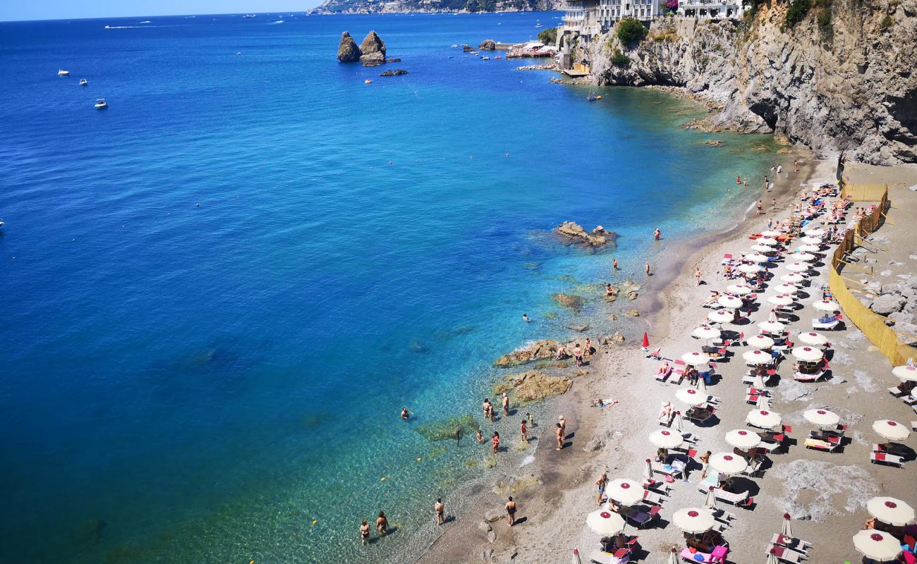 Crestarella beach'in fotoğrafı küçük kahverengi çakıllar yüzey ile