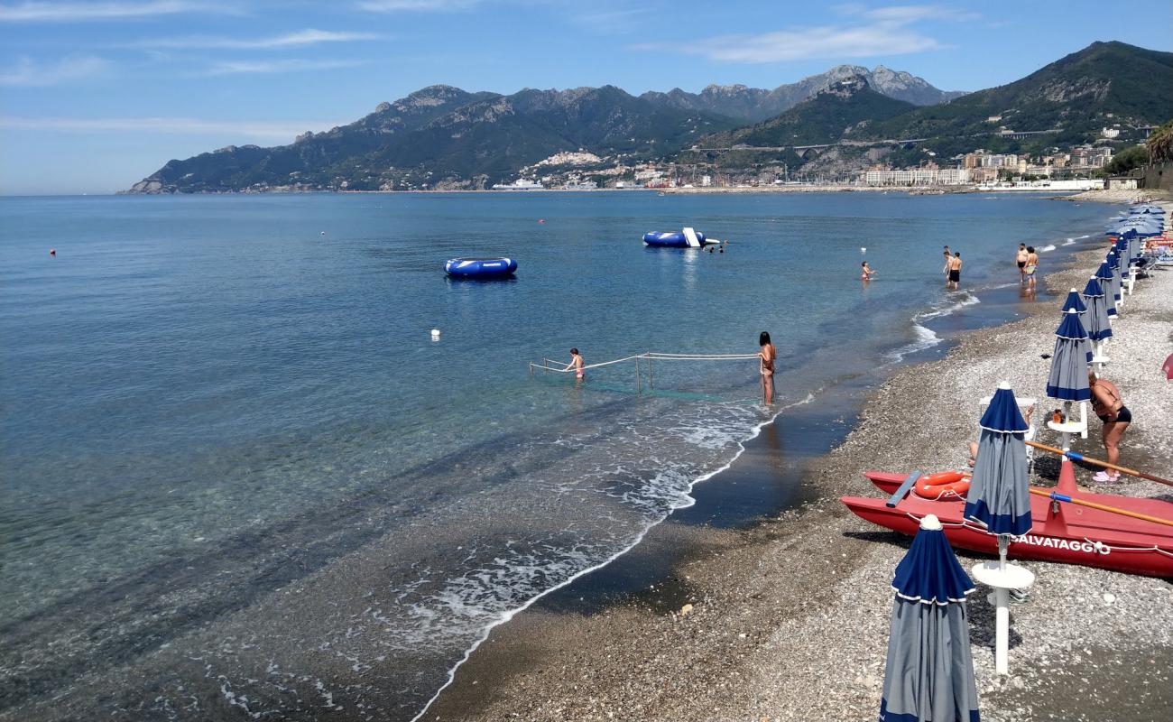 Salerno beach IV'in fotoğrafı küçük gri çakıllar yüzey ile