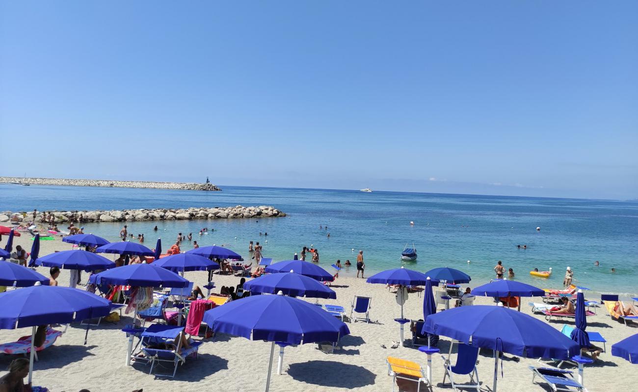 Arechi beach'in fotoğrafı kahverengi kum yüzey ile