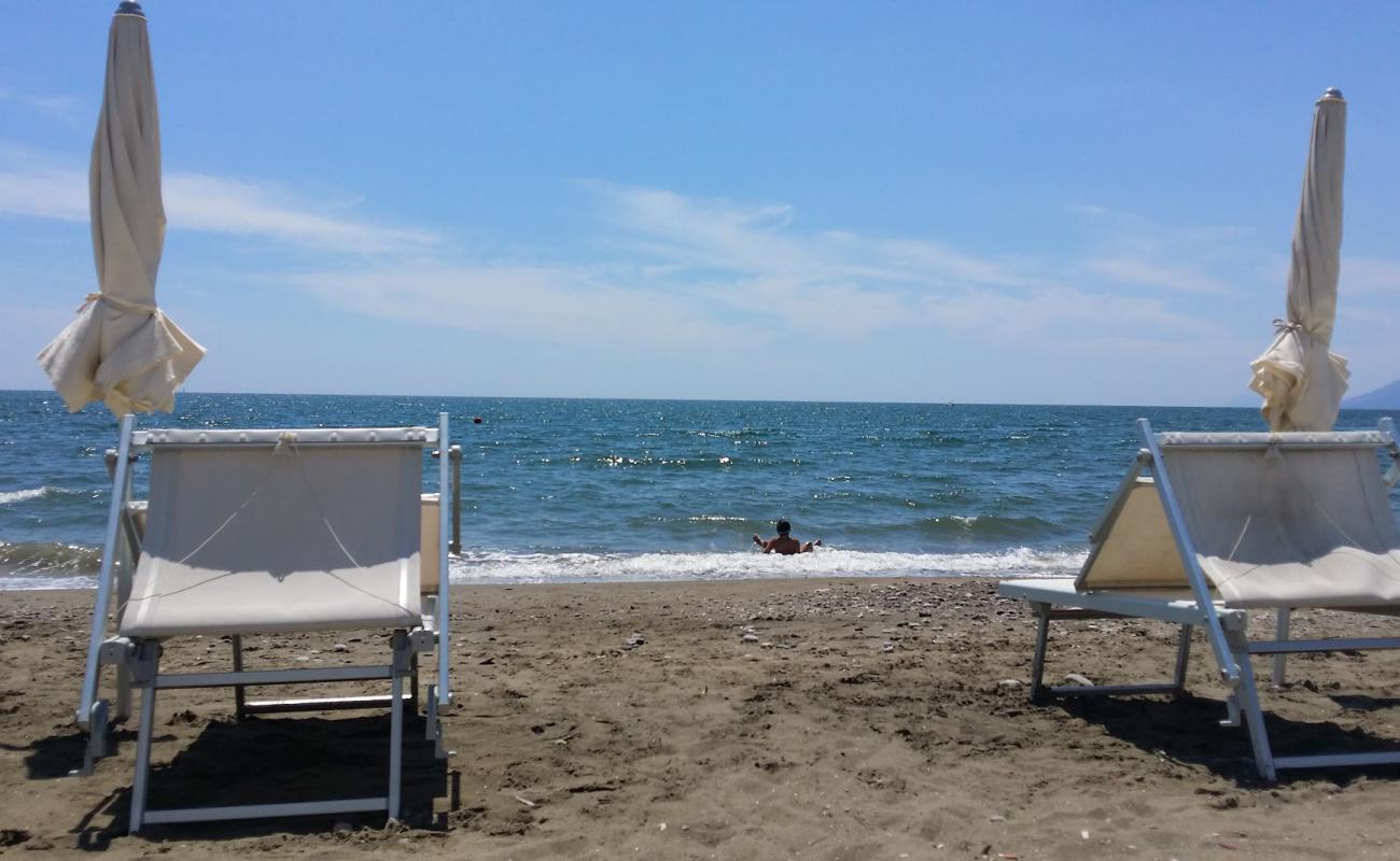 Marina Beach at Marina D'Arechi'in fotoğrafı siyah kum yüzey ile