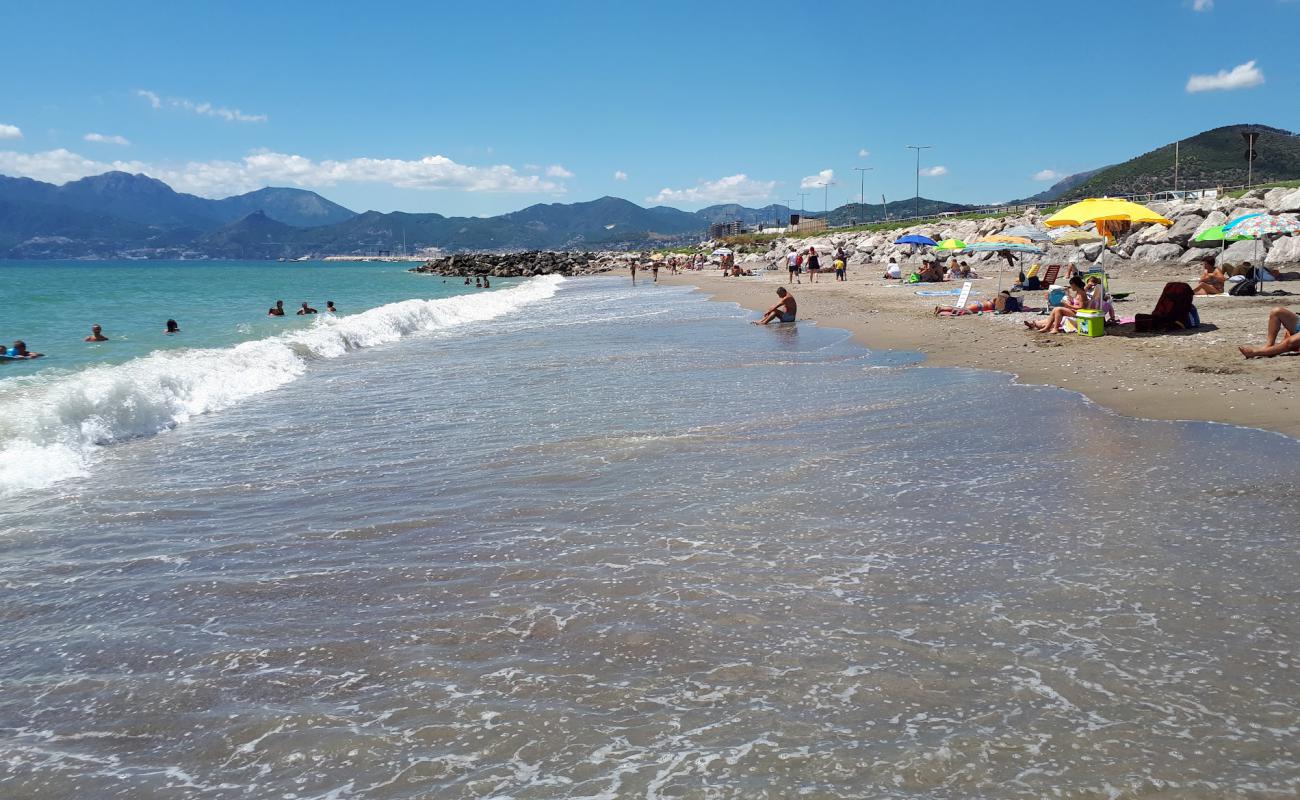 Arechi beach III'in fotoğrafı siyah kum ve çakıllar yüzey ile