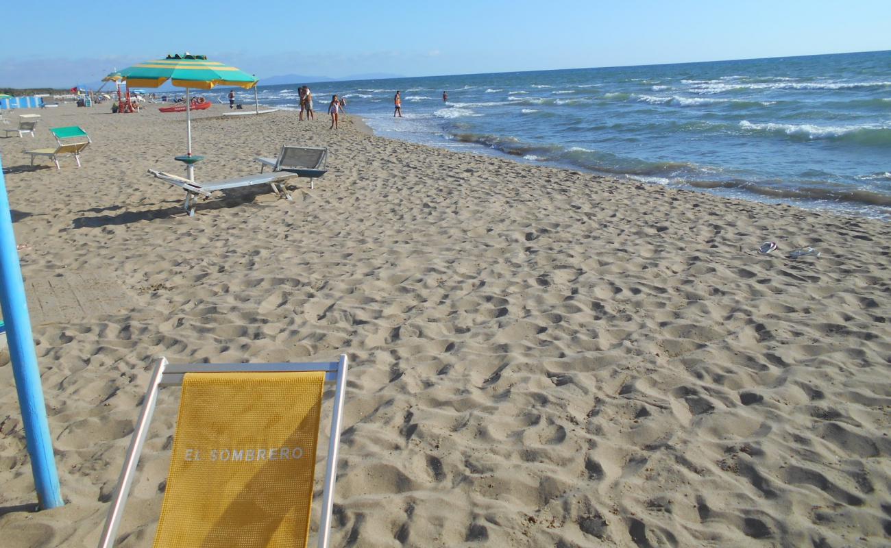 Spiaggia di Marina di Eboli'in fotoğrafı açık bej kum yüzey ile