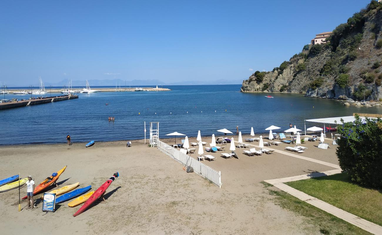 Agropoli Port Beach'in fotoğrafı kahverengi kum yüzey ile