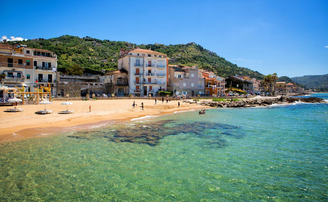 Scario Beach'in fotoğrafı kahverengi kum yüzey ile