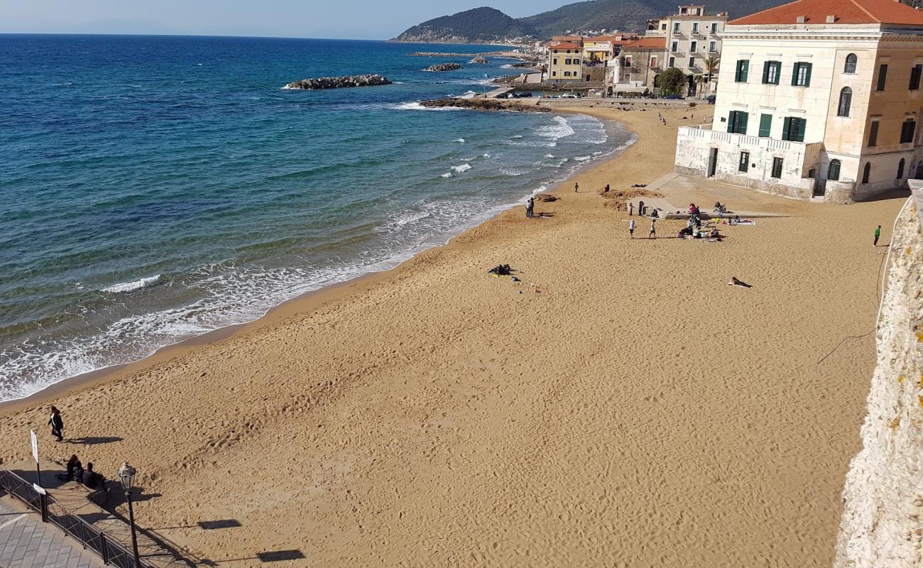 Spiaggia di Marina Piccola'in fotoğrafı açık bej kum yüzey ile