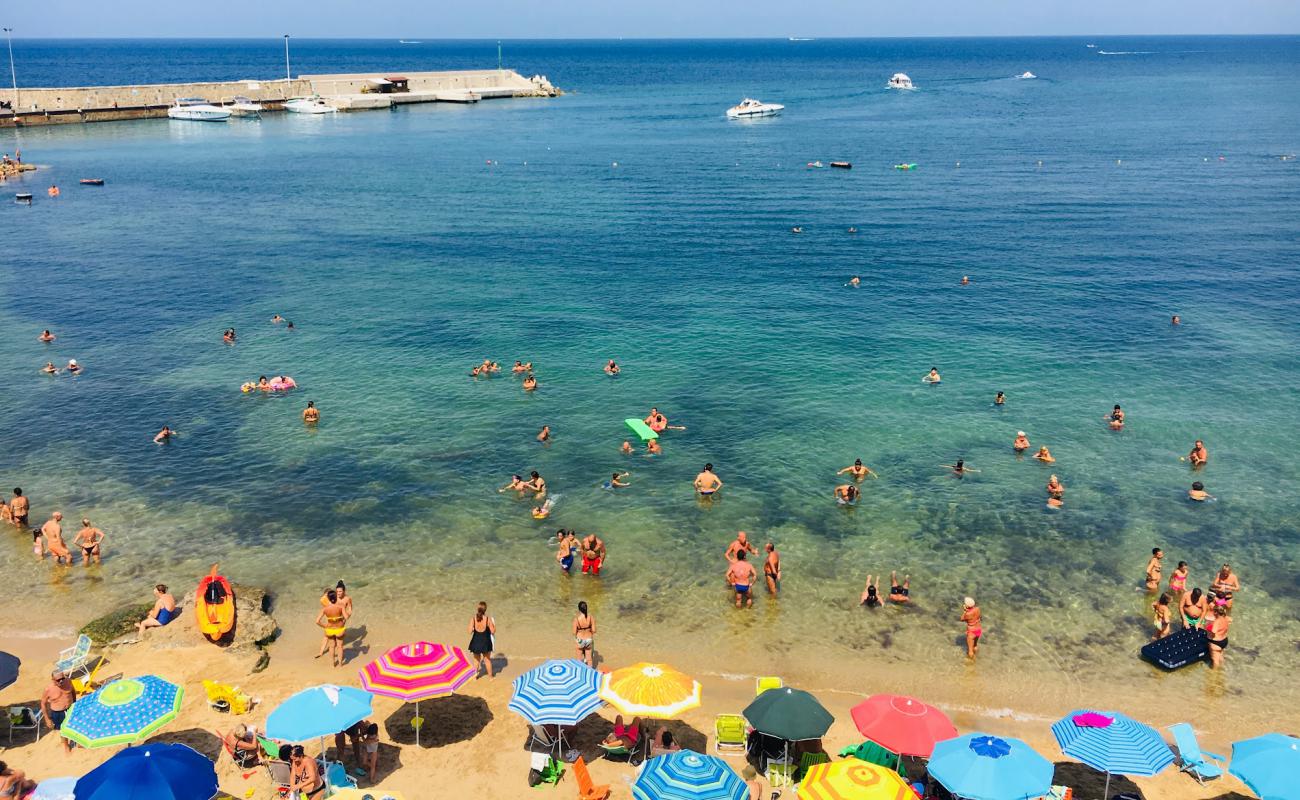 Spiaggia della Grotta di San Marco
'in fotoğrafı açık bej kum yüzey ile