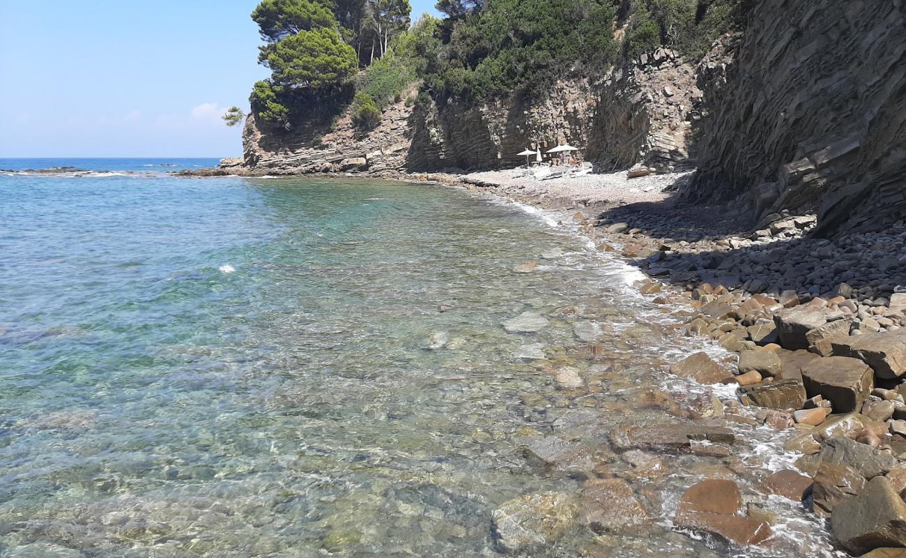 Spiaggia di via Vallonealto'in fotoğrafı gri çakıl taşı yüzey ile