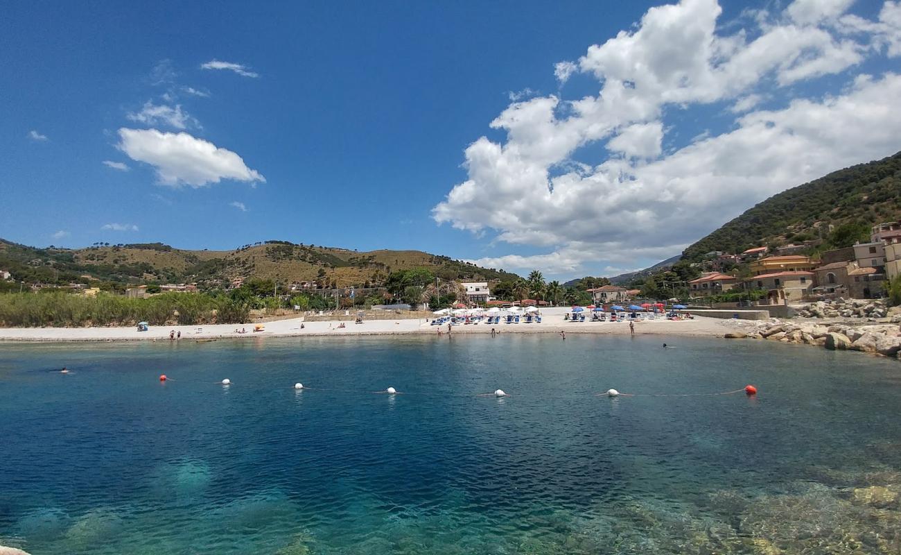 Le Due Vele Beach'in fotoğrafı kahverengi çakıl yüzey ile