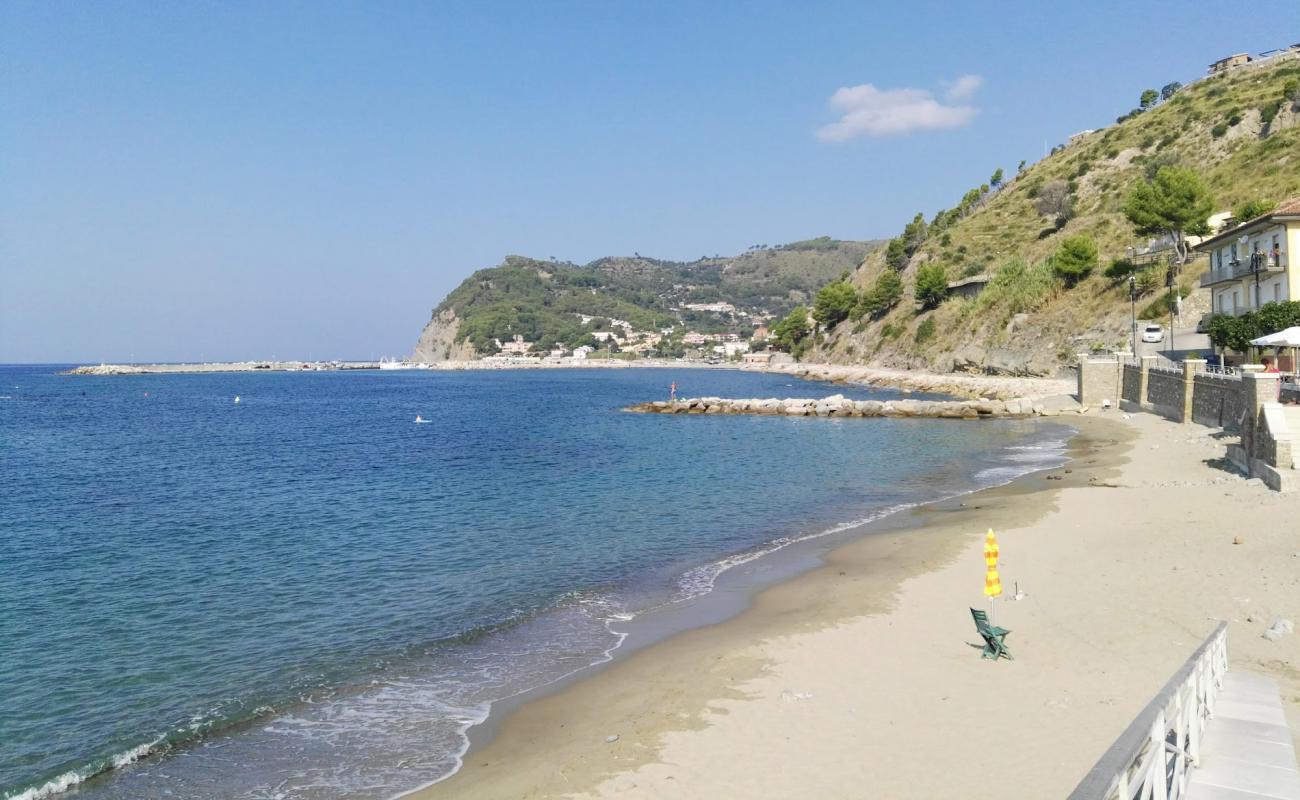 Marigliano beach'in fotoğrafı bej kum ve çakıl yüzey ile