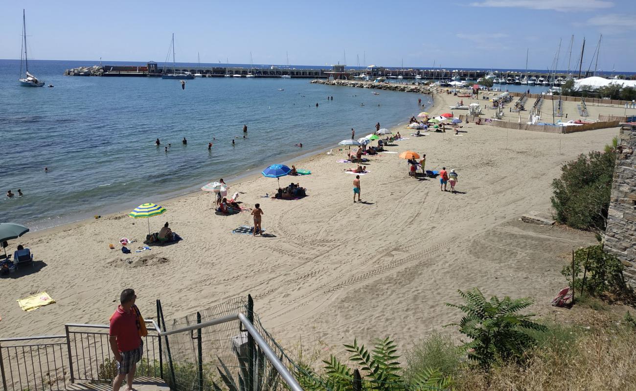 Spiaggia del Porto Acciaroli'in fotoğrafı açık bej kum yüzey ile