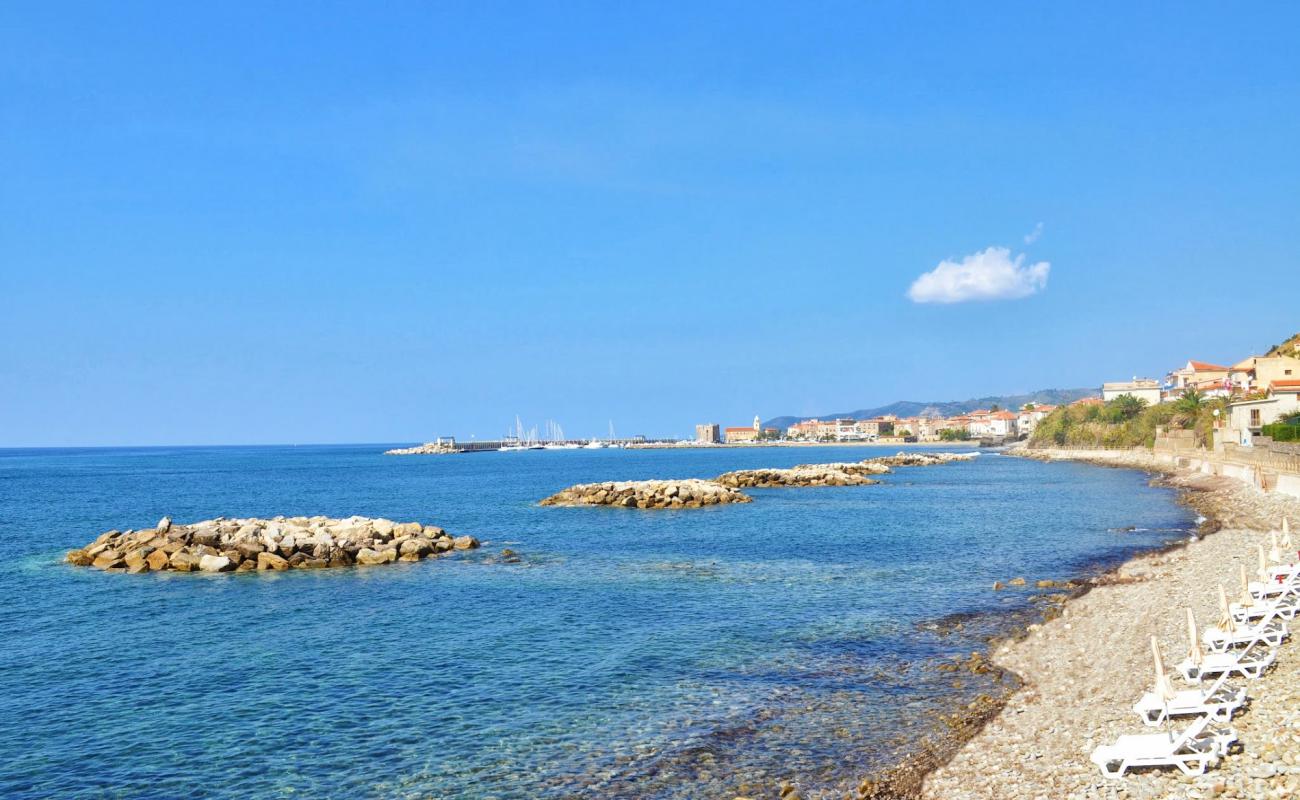 Acciaroli Beach'in fotoğrafı gri çakıl taşı yüzey ile