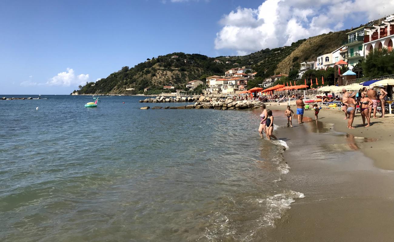 Pioppi Beach'in fotoğrafı siyah kum ve çakıllar yüzey ile
