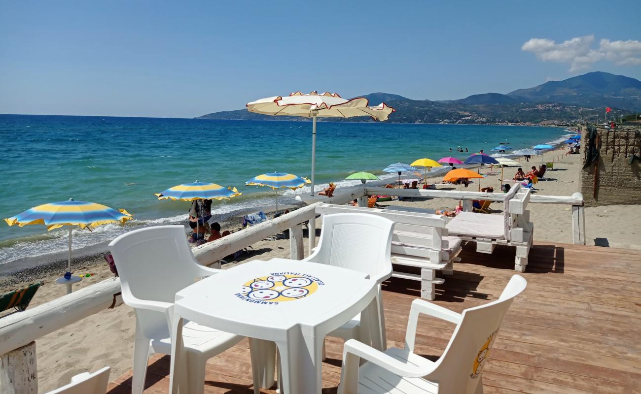 Torre di Velia Beach'in fotoğrafı kahverengi kum yüzey ile