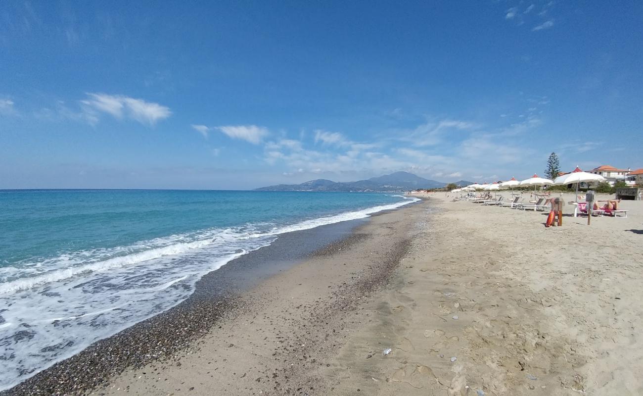 Spiaggia di Marina di Ascea'in fotoğrafı açık bej kum yüzey ile