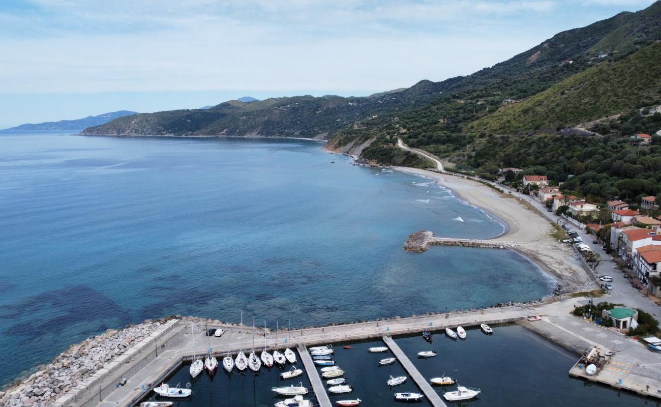 Festa Beach'in fotoğrafı bej kum ve çakıl yüzey ile
