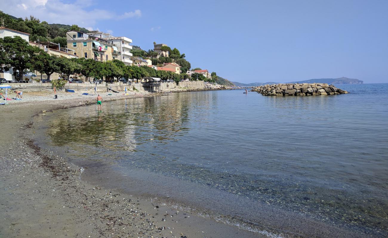 Annali beach'in fotoğrafı gri kum yüzey ile