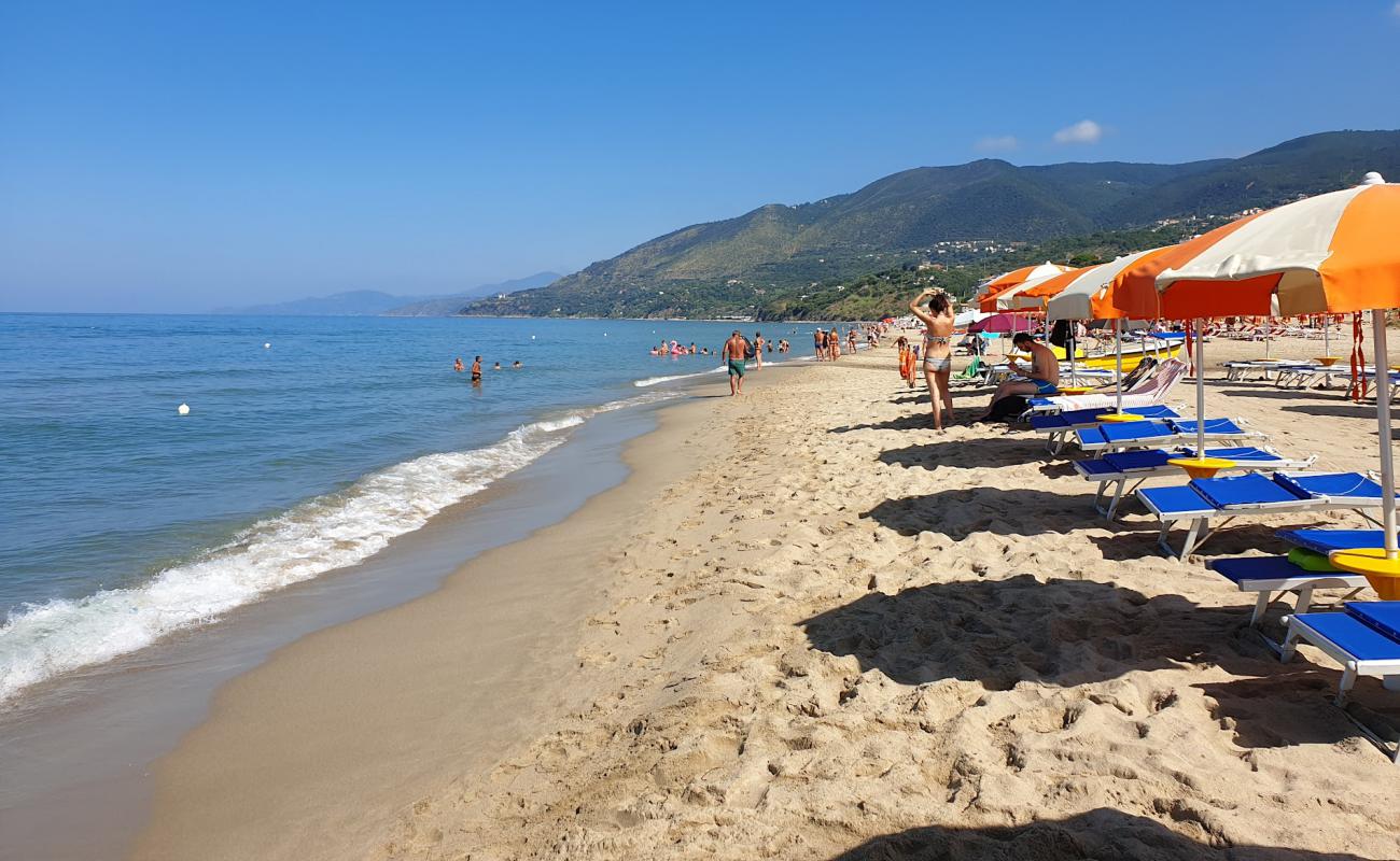 Spiaggia Le Saline'in fotoğrafı açık bej kum yüzey ile