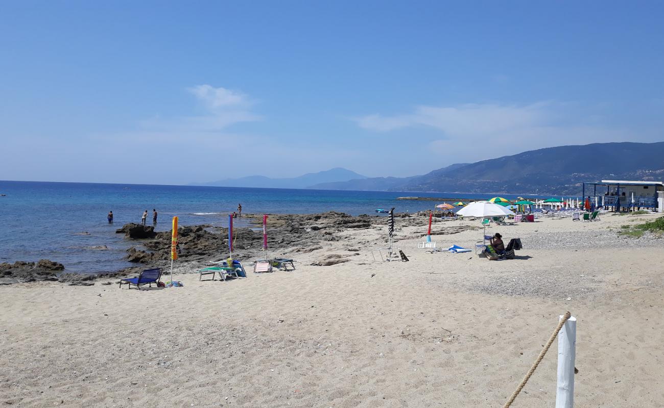 Spiaggia del Molo dei Francesi'in fotoğrafı bej kum ve kayalar yüzey ile